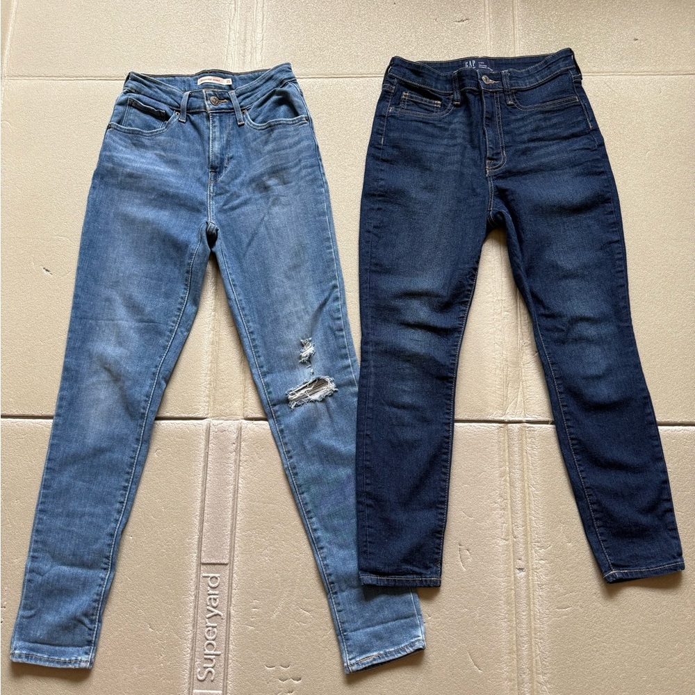 Set of 2 skinny jeans jeggings Levi’s and Gap sizes 2/26s and 25